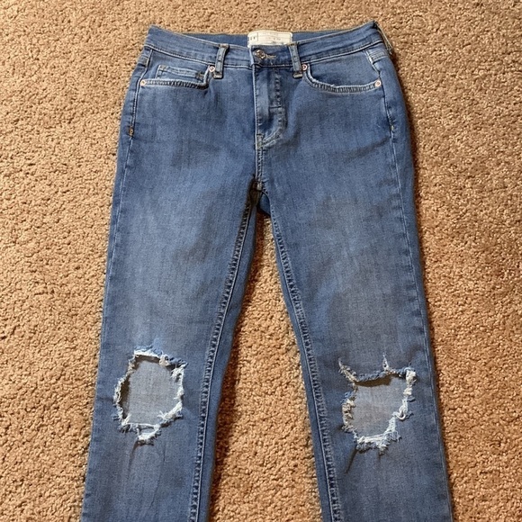 Free People jeans, size 25R, distressed knees. Skinny cut. Good condition. - Picture 3 of 8